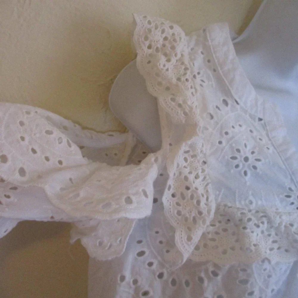 Romeo & Juliet Couture Eyelet Lace Cold Shoulder Top Size Medium - Picture 2 of 6